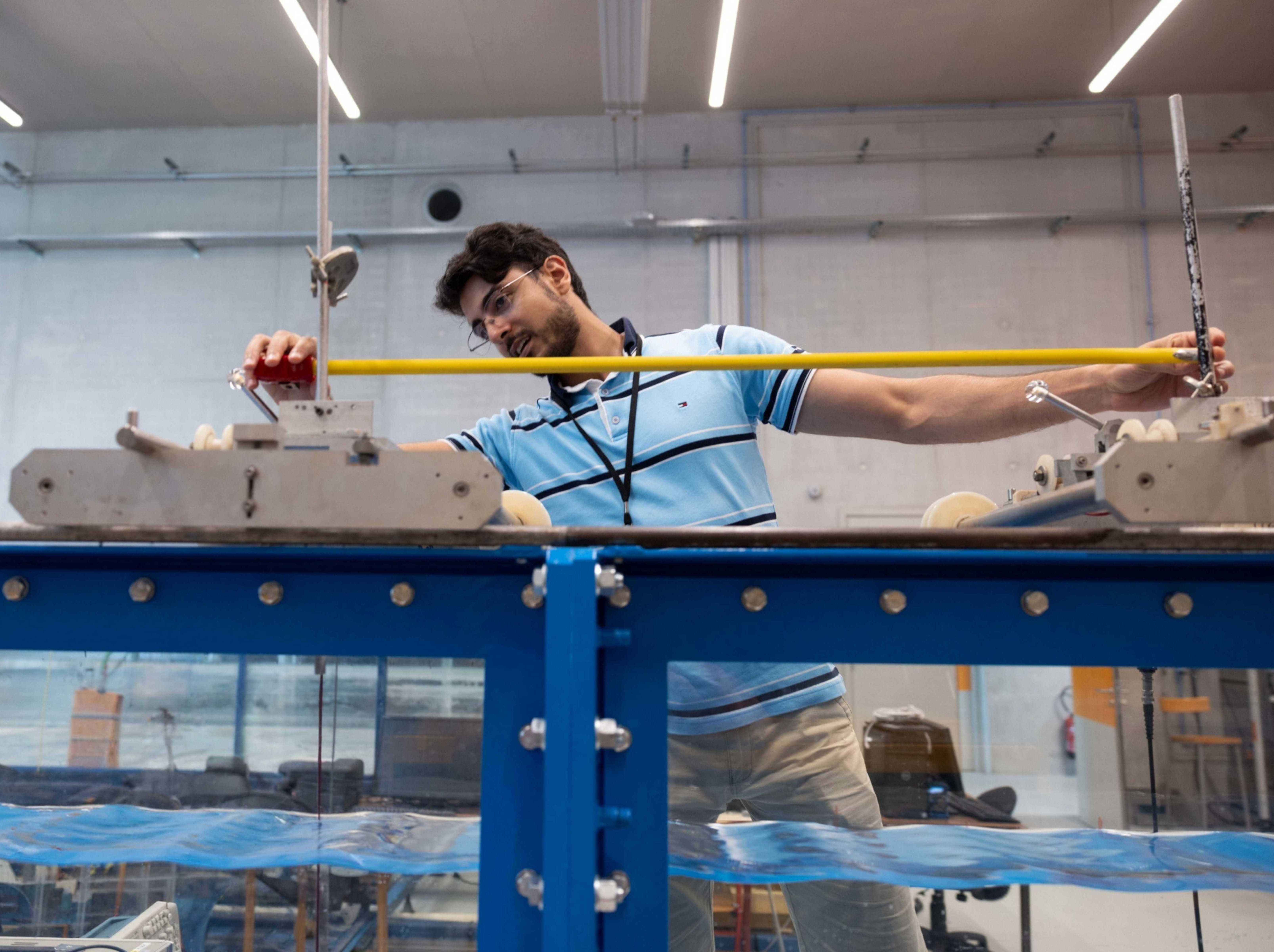 Measuring wavelength ona a flume during FDSE summer school ,Ecole Polytechnique, France.